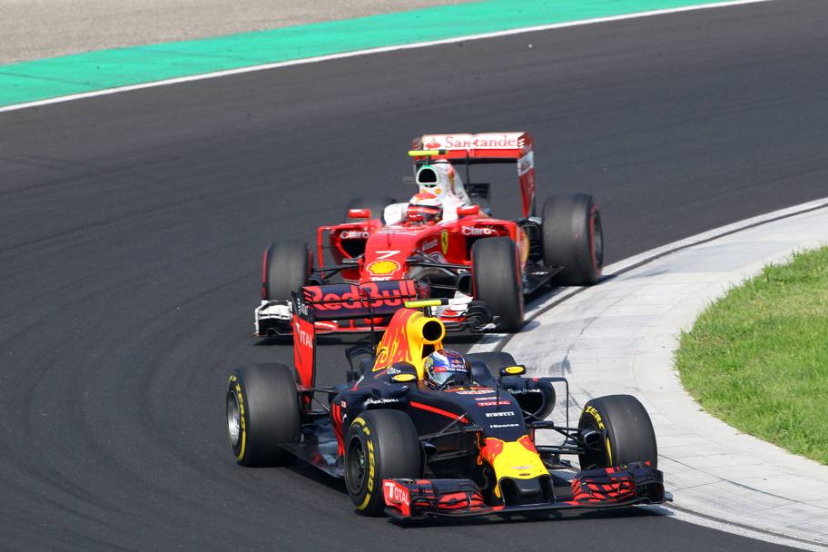 Il duello per il quinto posto tra la Ferrari di Raikkonen e la Red Bull di Verstappen. Epa